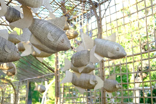 Proutěné ryby zdobí altánek. Thajský tradiční ornam — Stock fotografie