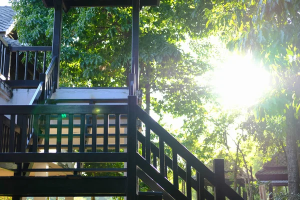 Sluneční světlo na dřevěných schodech tradičního thalského domu — Stock fotografie