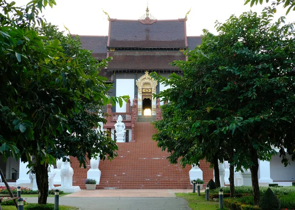 Lumière du soleil à travers la porte de bâtiment traditionnelle thaïlandaise — Photo