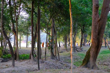 Budist keşiş ve insanlar farkındalık meditasyonu için yürüyorlar. 