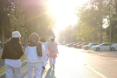 Budist insanlar farkındalık meditasyonu için yürüyorlar 