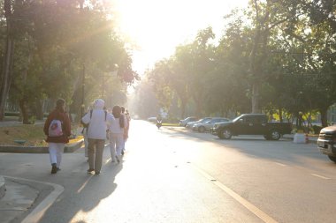 Budist insanlar farkındalık meditasyonu için yürüyorlar 
