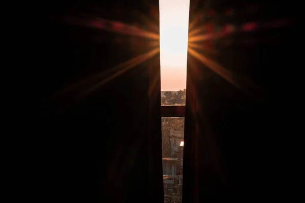 Luce del sole del mattino raggio attraverso la tenda finestra . — Foto Stock
