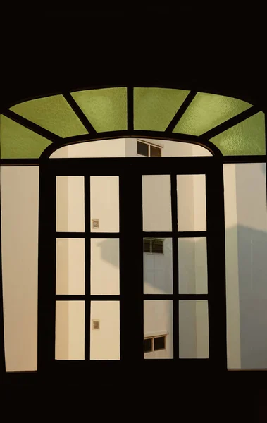 Silhouette eines geschlossenen Holzfensters — Stockfoto