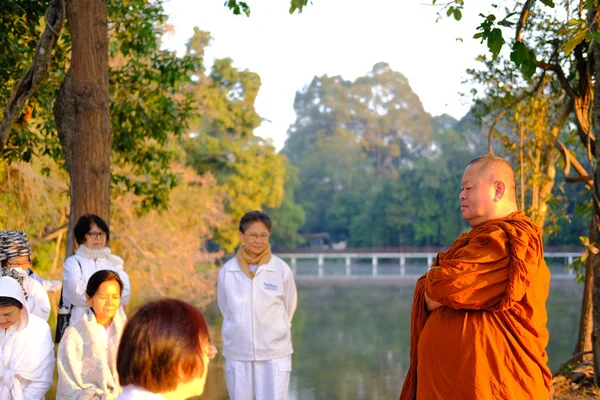 Buddhistischer Mönch lehrt Menschen Dhamma — Stockfoto