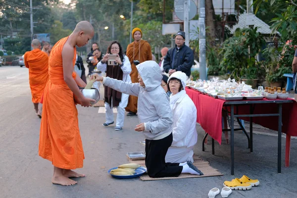 仏教僧に施しをする人は — ストック写真