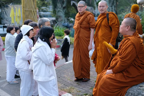 Buddhist monk teaching dhamma to people — Stock Photo, Image