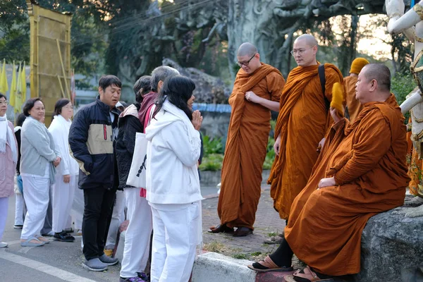 Buddhistmunk undervisning Dhamma till människor — Stockfoto