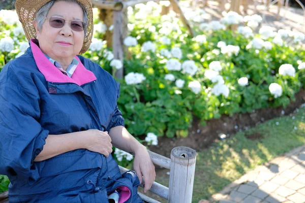 Anciana descansando en el jardín. anciana mujer relajante outdo — Foto de Stock