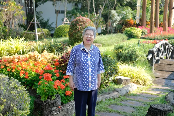 정원에서 쉬고 있는 노인. 노인 여성 휴식 아웃도 — 스톡 사진