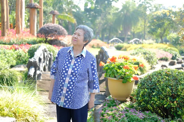 Anciana descansando en el jardín. anciana mujer relajante outdo — Foto de Stock