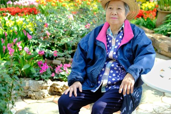 Anciana descansando en el jardín. anciana mujer relajante outdo — Foto de Stock