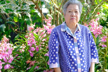 yaşlı yaşlı kadın bahçede dinleniyor. yaşlı kadın rahatlatıcı outdo