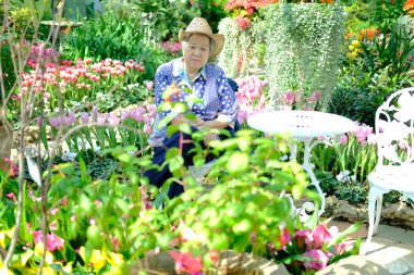 yaşlı yaşlı kadın bahçede dinleniyor. yaşlı kadın rahatlatıcı outdo