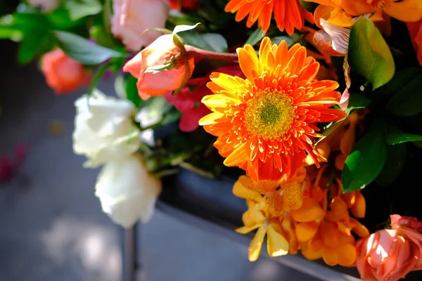 Ramo de flores naranja para la decoración. gerbera rosa para la decoración — Foto de Stock