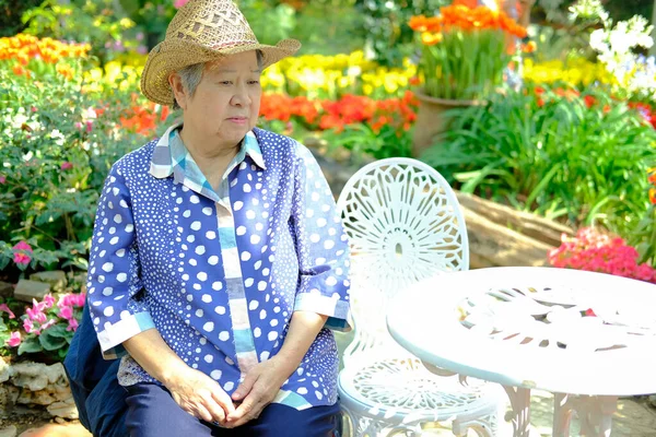 Anciana descansando en el jardín. anciana mujer relajante outdo — Foto de Stock