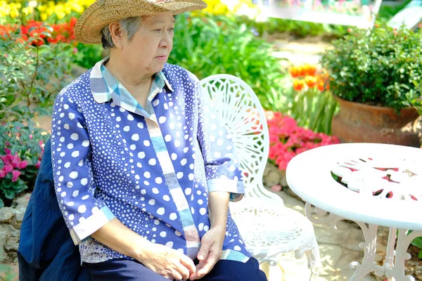 Anciana descansando en el jardín. anciana mujer relajante outdo — Foto de Stock