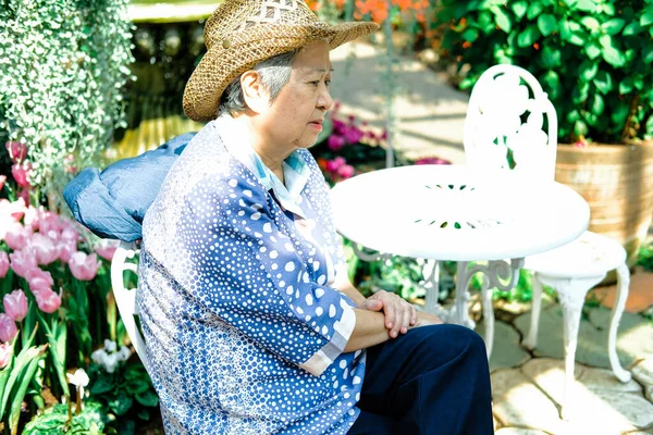 Anciana descansando en el jardín. anciana mujer relajante outdo — Foto de Stock