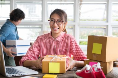 İş yerinde karton kutu paketleyen küçük bir işletme sahibi başlat