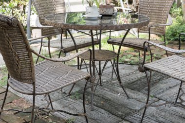  Hasır sandelye ve bahçe avlusunda masa.