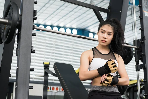 fitness merkezinde eldiven giyen genç kadın. kadın atlet öncesi