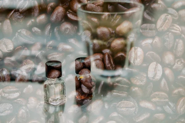 Glas Kaffee zum Probieren, um aromatisch und aromatisch zu riechen und zu schmecken — Stockfoto