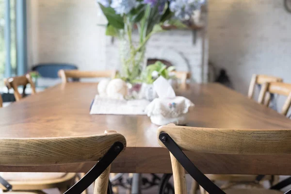 Houten tafel en stoel in de eetkamer naast venster. interieur — Stockfoto