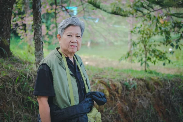 在花园里休息的老年妇女。老年女性放松多做 — 图库照片