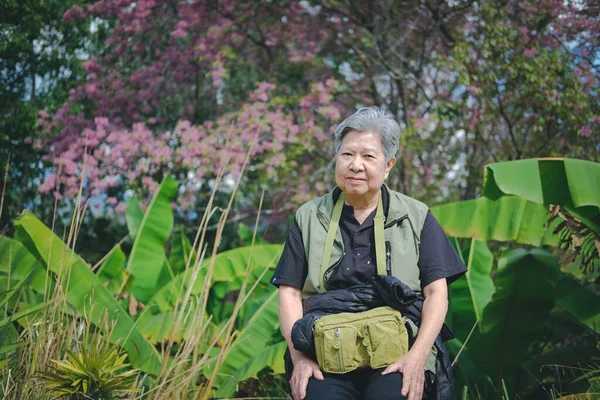 정원에서 쉬고 있는 노인. 노인 여성 휴식 아웃도 — 스톡 사진