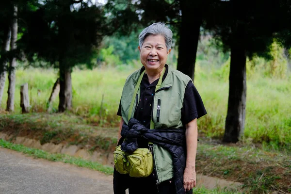 Anciana descansando en el jardín. anciana mujer relajante outdo — Foto de Stock