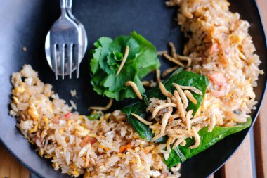 Kızarmış balık, yumurta ve sebzeli pilav.