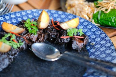 Çin baharatlı lezzetli domuz eti ve yumurta.. 