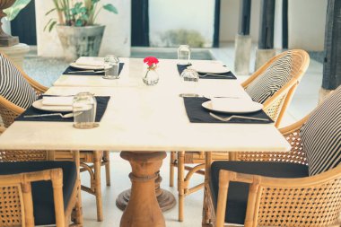 Kafe restoranında masa & hasır rattan sandalye