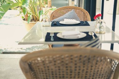 Kafe restoranında masa & hasır rattan sandalye