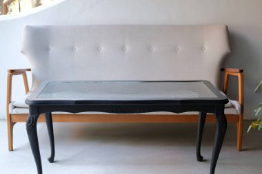 Oturma odasındaki beyaz yastıklı kanepe