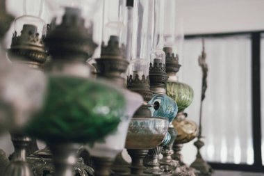 Eski antika fener lambası oturma odasını dekore ediyor.