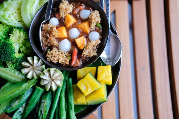 Krevetové krevetové omáčky s omáčkou a zeleninou. Thajské jídlo předkrm — Stock fotografie