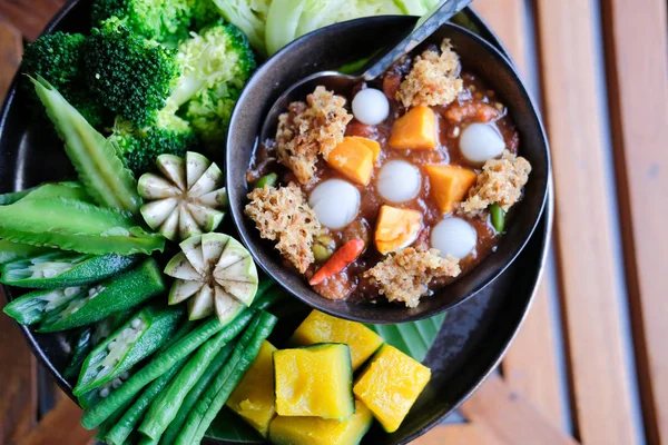 Krevetové krevetové omáčky s omáčkou a zeleninou. Thajské jídlo předkrm — Stock fotografie