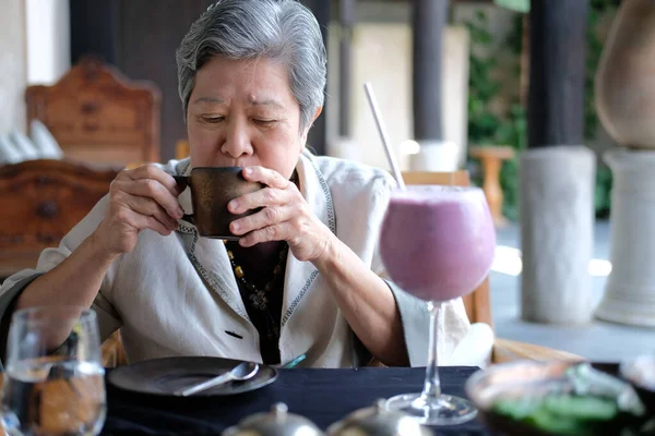 年长的老年老年妇女喝茶。成熟的退休人员 — 图库照片