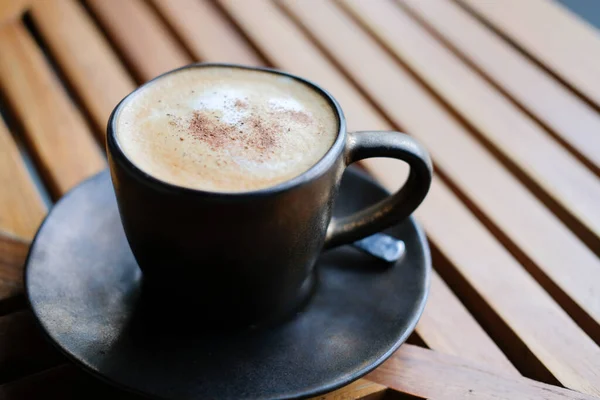 Ζεστό καπουτσίνο λάτε μόκα καφέ σε ξύλινο τραπέζι. — Φωτογραφία Αρχείου