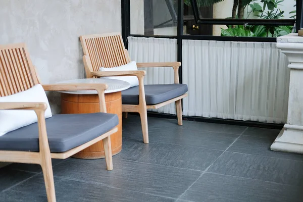 Kussen op houten stoel in hotel resort in woonkamer — Stockfoto