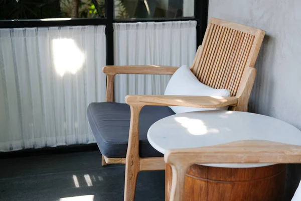 Подушка подушки на деревянном стуле в гостиничном курорте в гостиной — стоковое фото