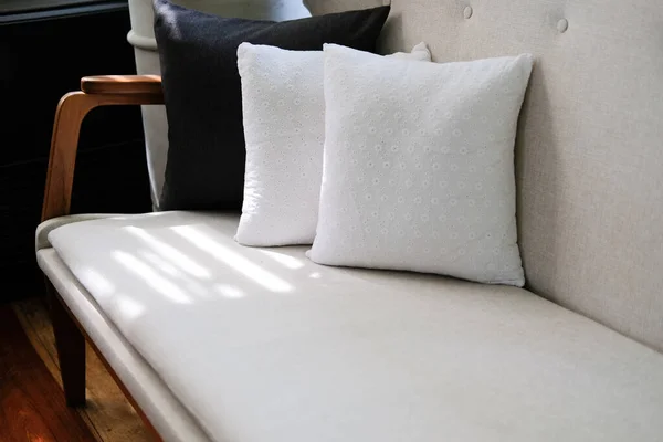 Weißes Kissen auf Sofa im Wohnzimmer — Stockfoto