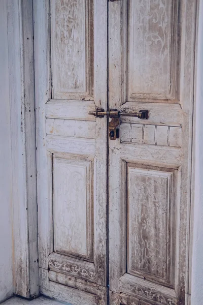 Vieja puerta de madera vintage y cerradura de bloqueo de metal retro — Foto de Stock