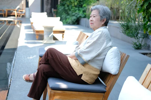 老年老年老年妇女在养老院旁休息放松 — 图库照片