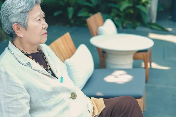 Anciana descansando en el jardín. anciana mujer relajante outdo — Foto de Stock