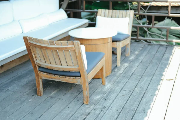 Cadeira de madeira e sofá sofá para relaxar no terraço varanda — Fotografia de Stock