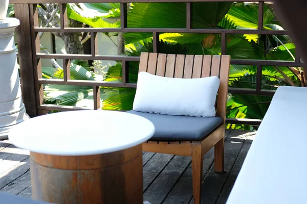 Cadeira de madeira e sofá sofá para relaxar no terraço varanda — Fotografia de Stock
