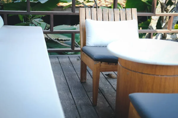 Silla de madera y sofá sofá sofá para relajarse en la terraza balcón —  Fotos de Stock