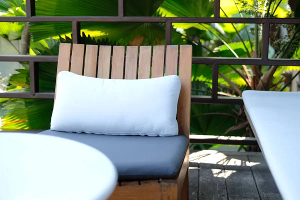 Дерев'яний стілець і розкладний диван для відпочинку на терасному балконі — стокове фото